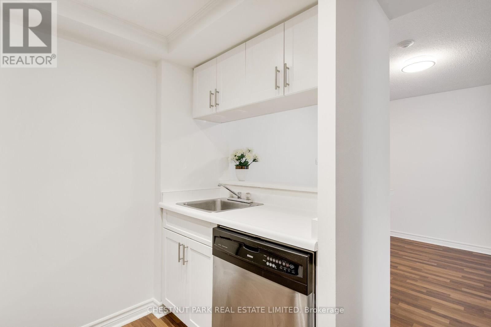 1408 - 1001 BAY STREET Image 11