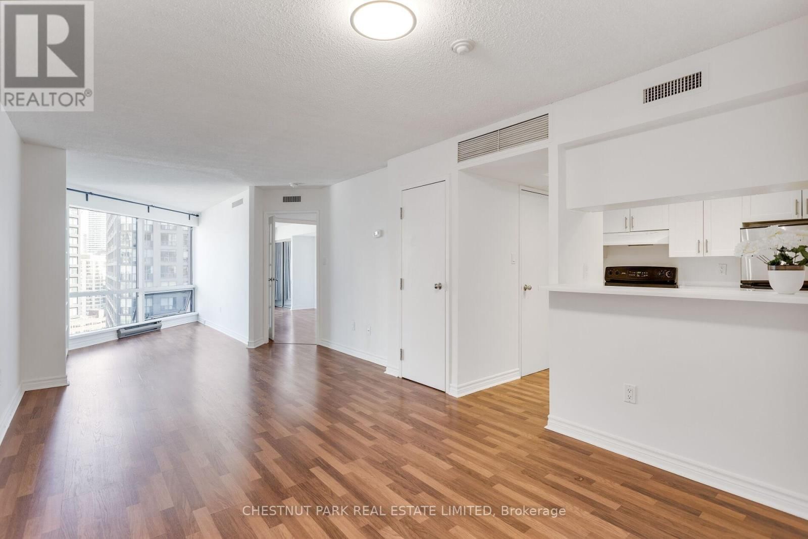 1408 - 1001 BAY STREET Image 8