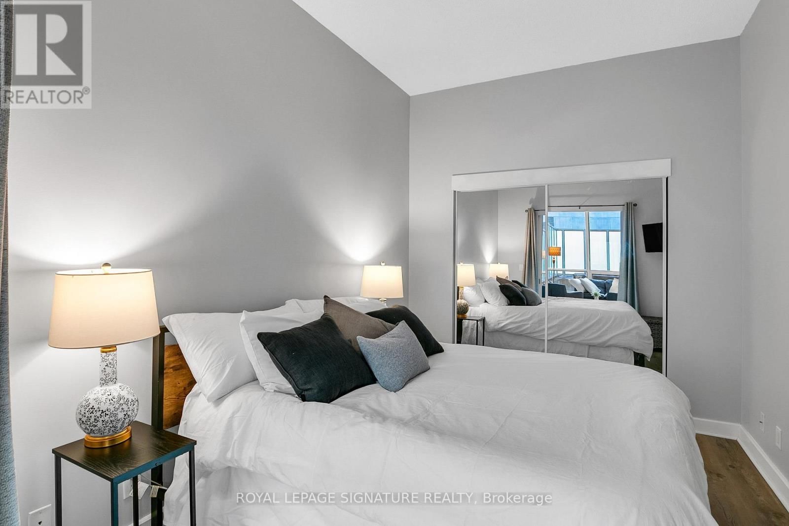 G25 - 350 WELLINGTON STREET WEST Image 11