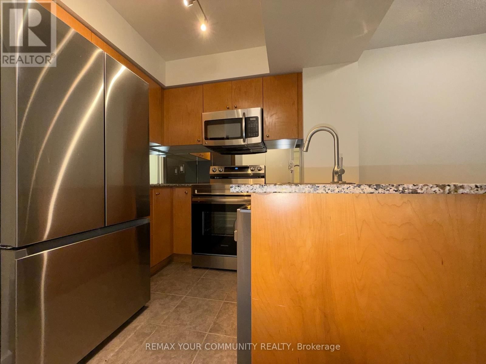 606 - 8 SCOLLARD STREET Image 8