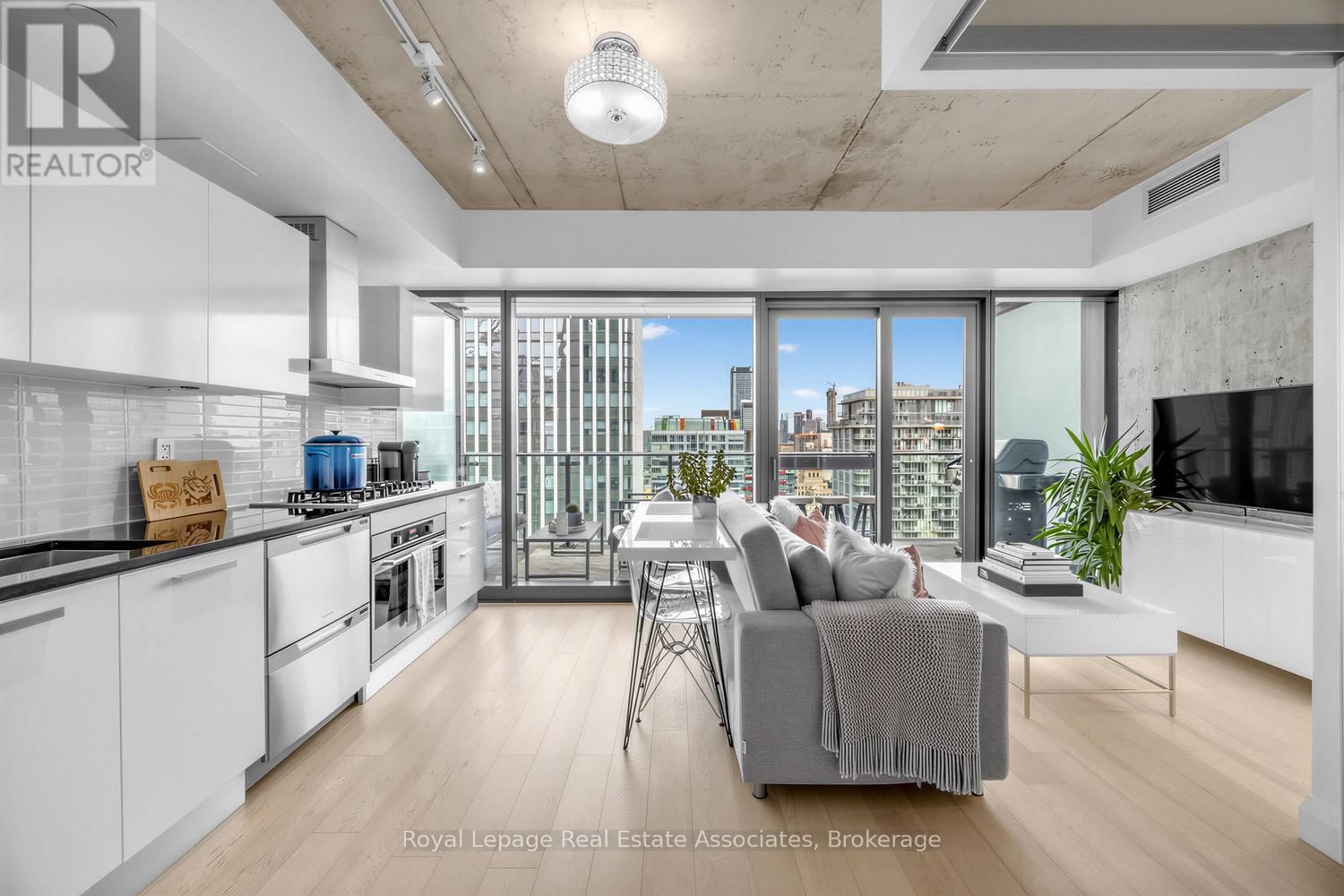 3102 - 224 KING STREET WEST Image 1