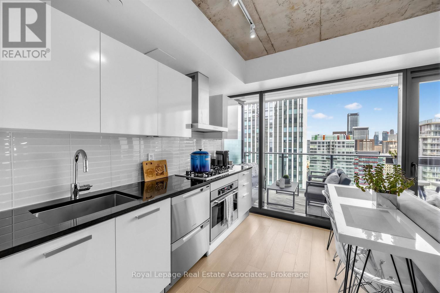 3102 - 224 KING STREET WEST Image 4