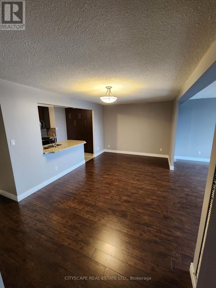 1815 - 633 BAY STREET Image 5