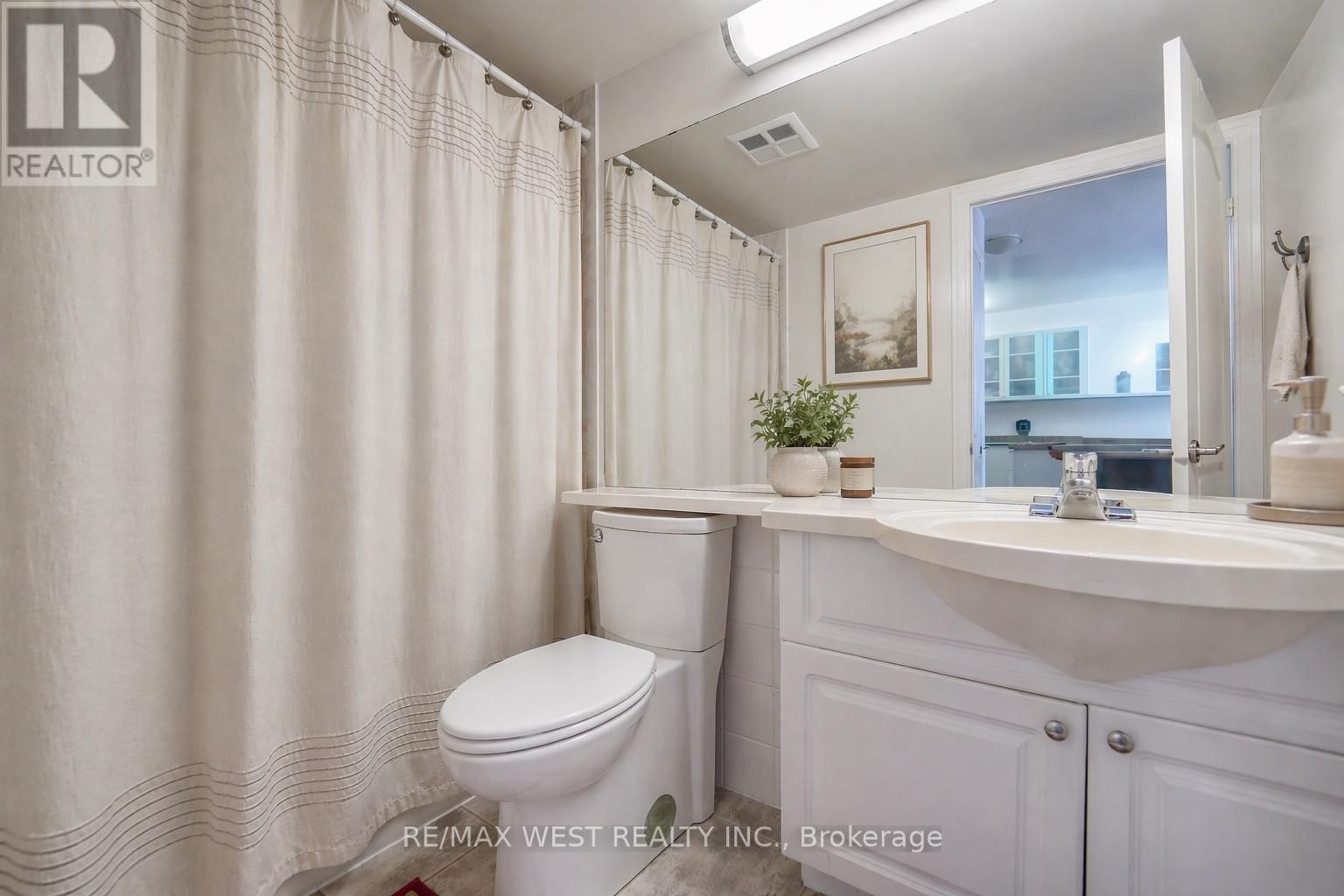 1717 - 188 DORIS AVENUE Image 8