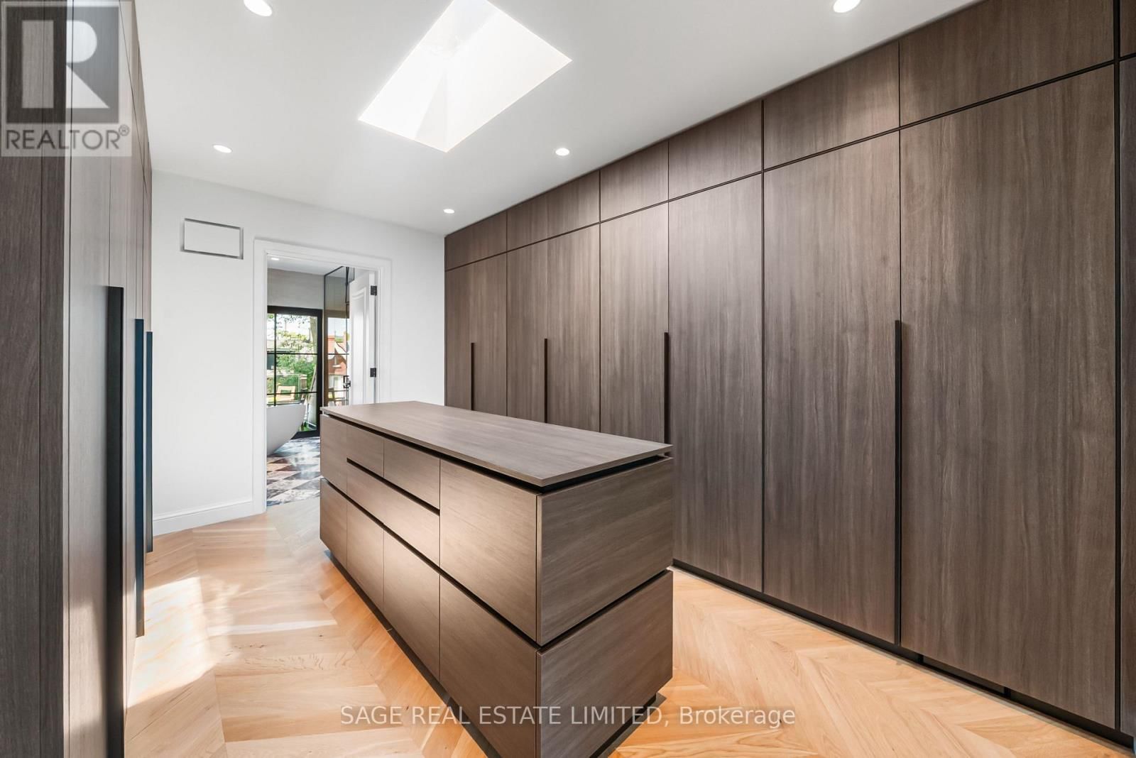 72 MONTROSE AVENUE Image 32