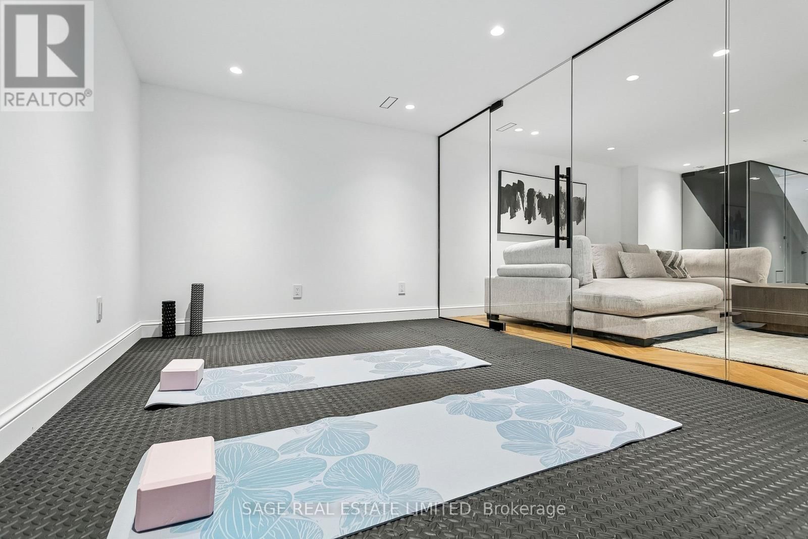 72 MONTROSE AVENUE Image 35