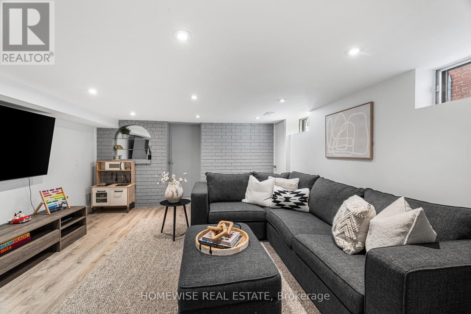 220 ROBINA AVENUE Image 17