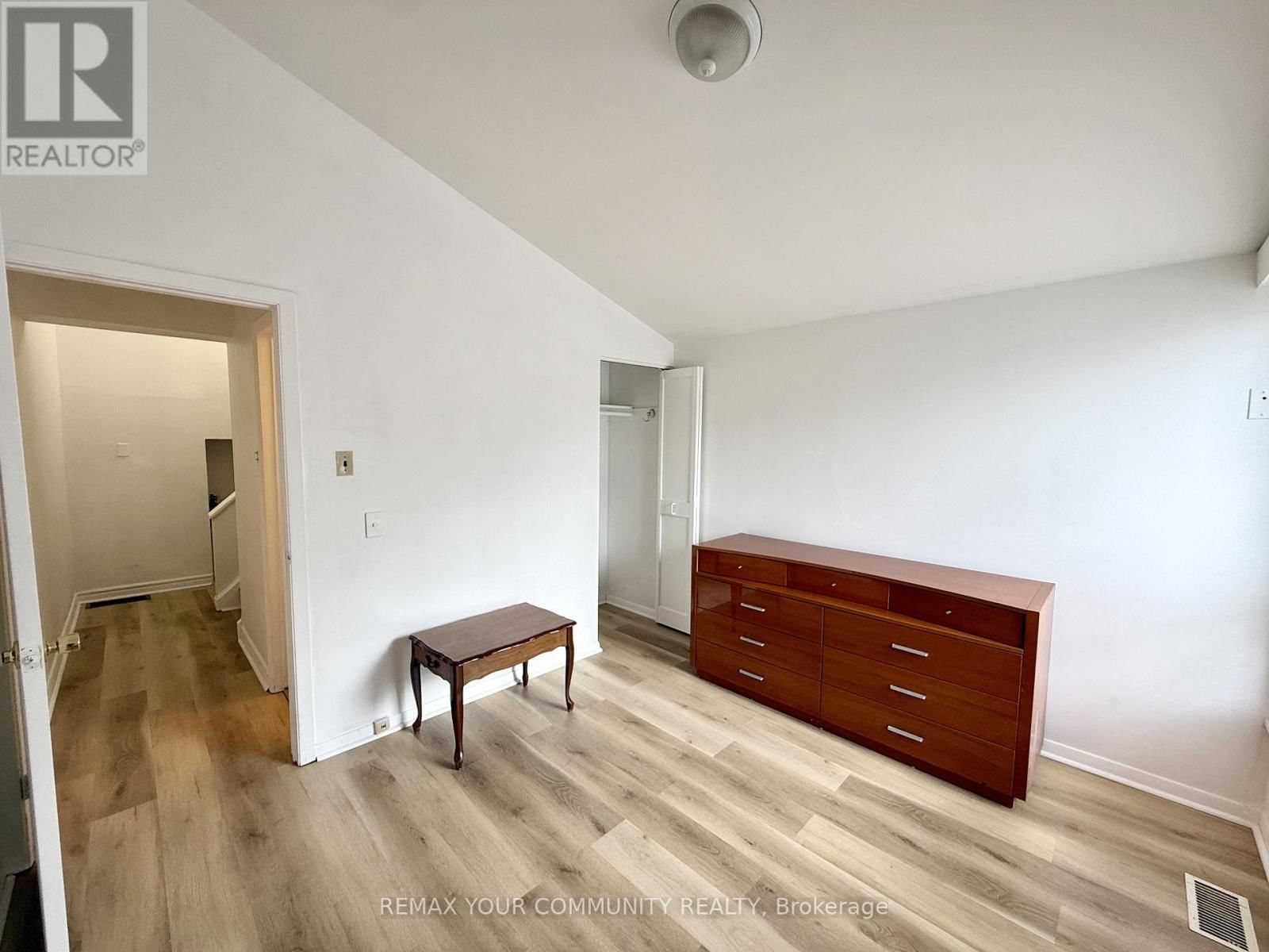 Upper - 17 REGATTA CRESCENT Image 10