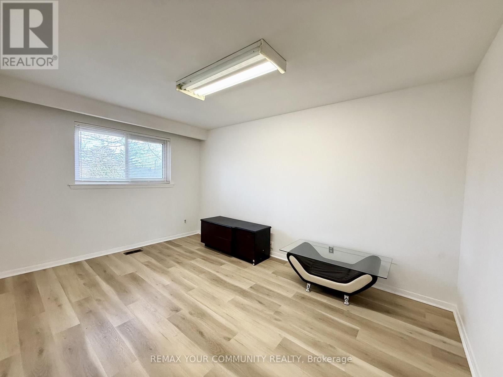 Upper - 17 REGATTA CRESCENT Image 11