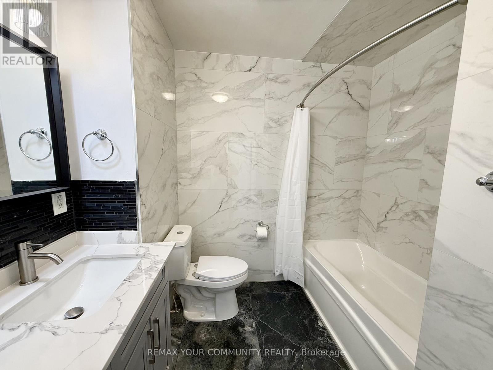 Upper - 17 REGATTA CRESCENT Image 15