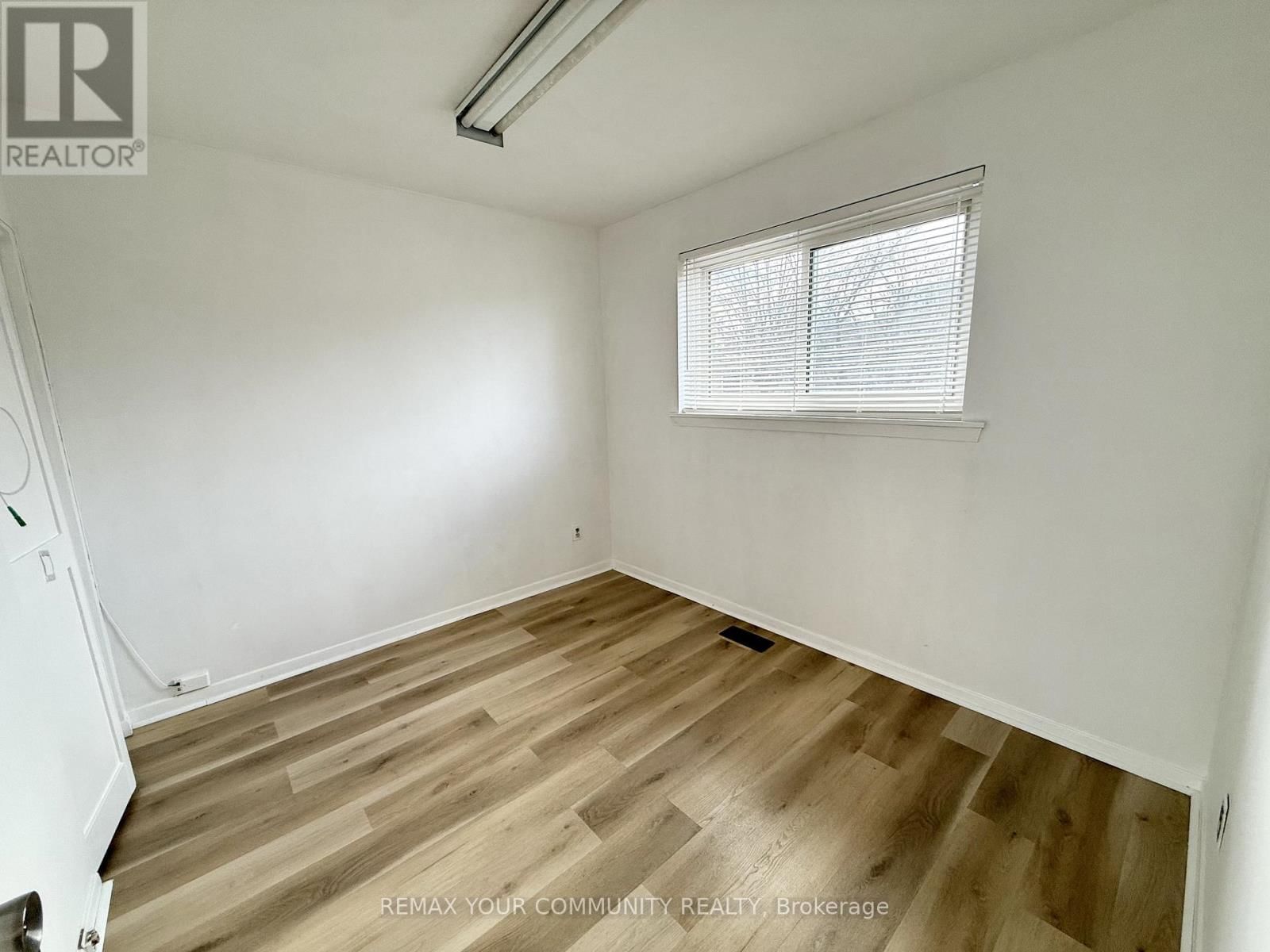 Upper - 17 REGATTA CRESCENT Image 17