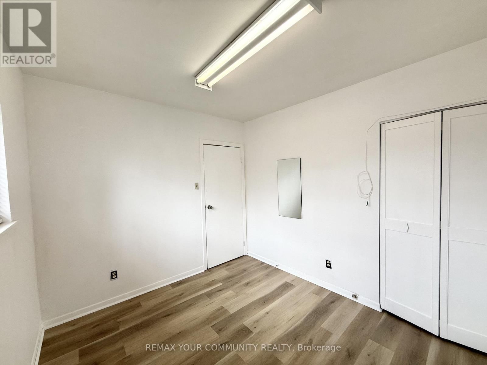 Upper - 17 REGATTA CRESCENT Image 18