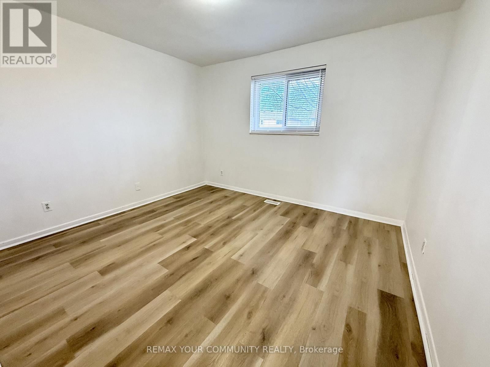 Upper - 17 REGATTA CRESCENT Image 19