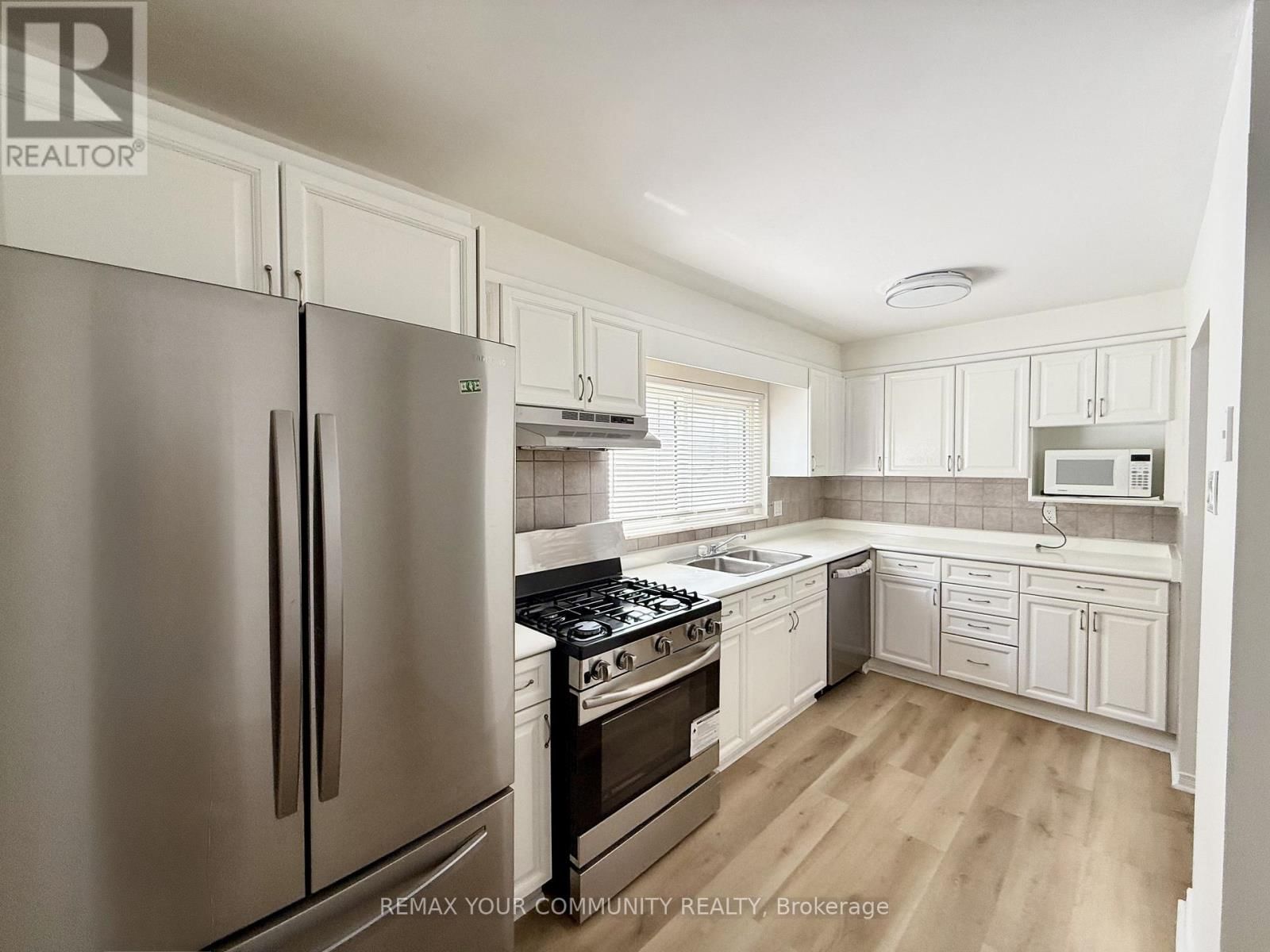 Upper - 17 REGATTA CRESCENT Image 2