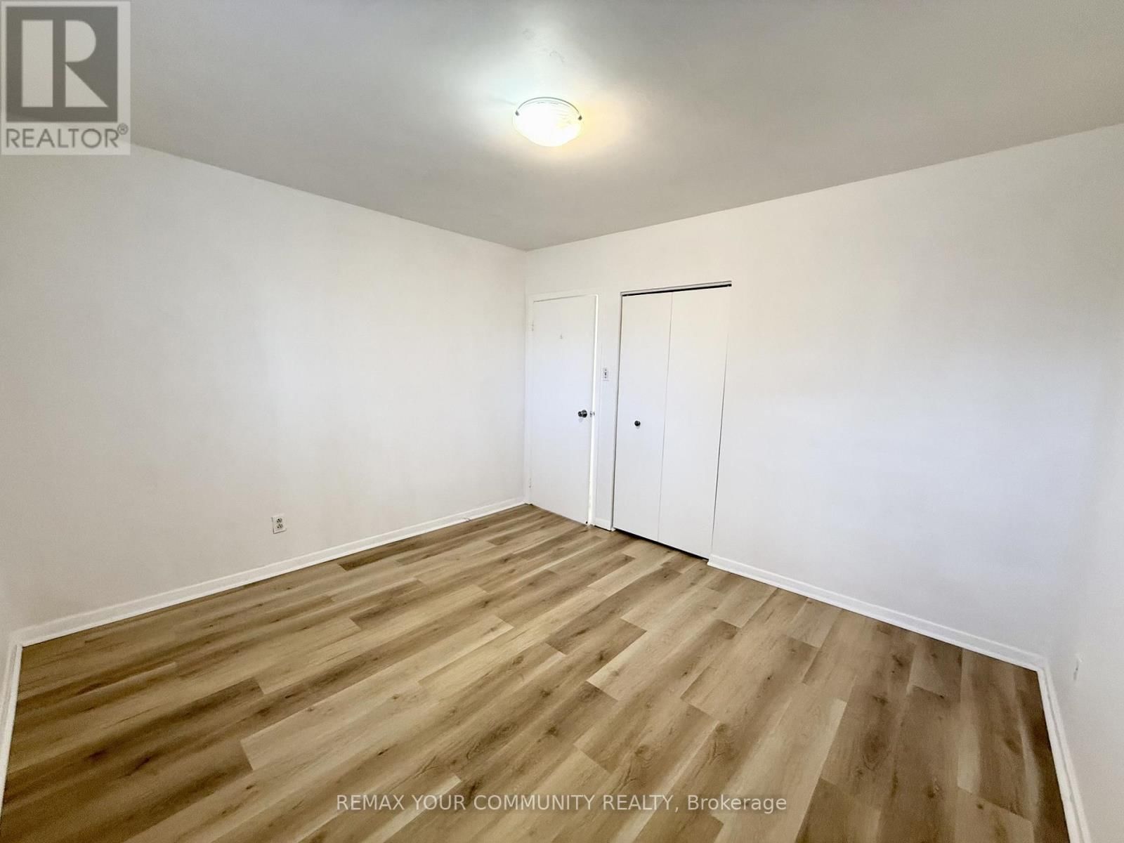 Upper - 17 REGATTA CRESCENT Image 20