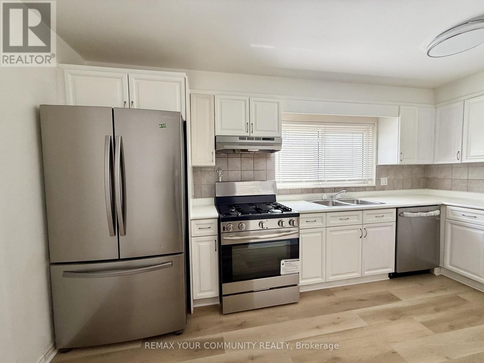 Upper - 17 REGATTA CRESCENT Image 3