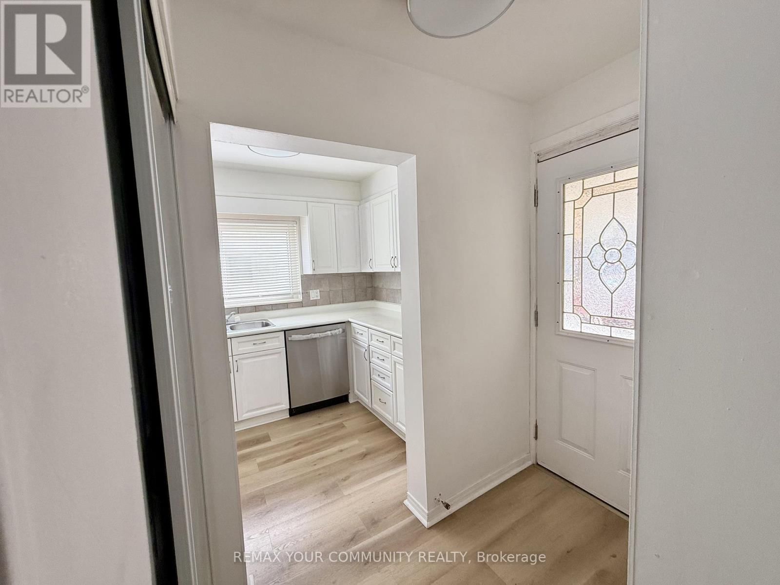 Upper - 17 REGATTA CRESCENT Image 4