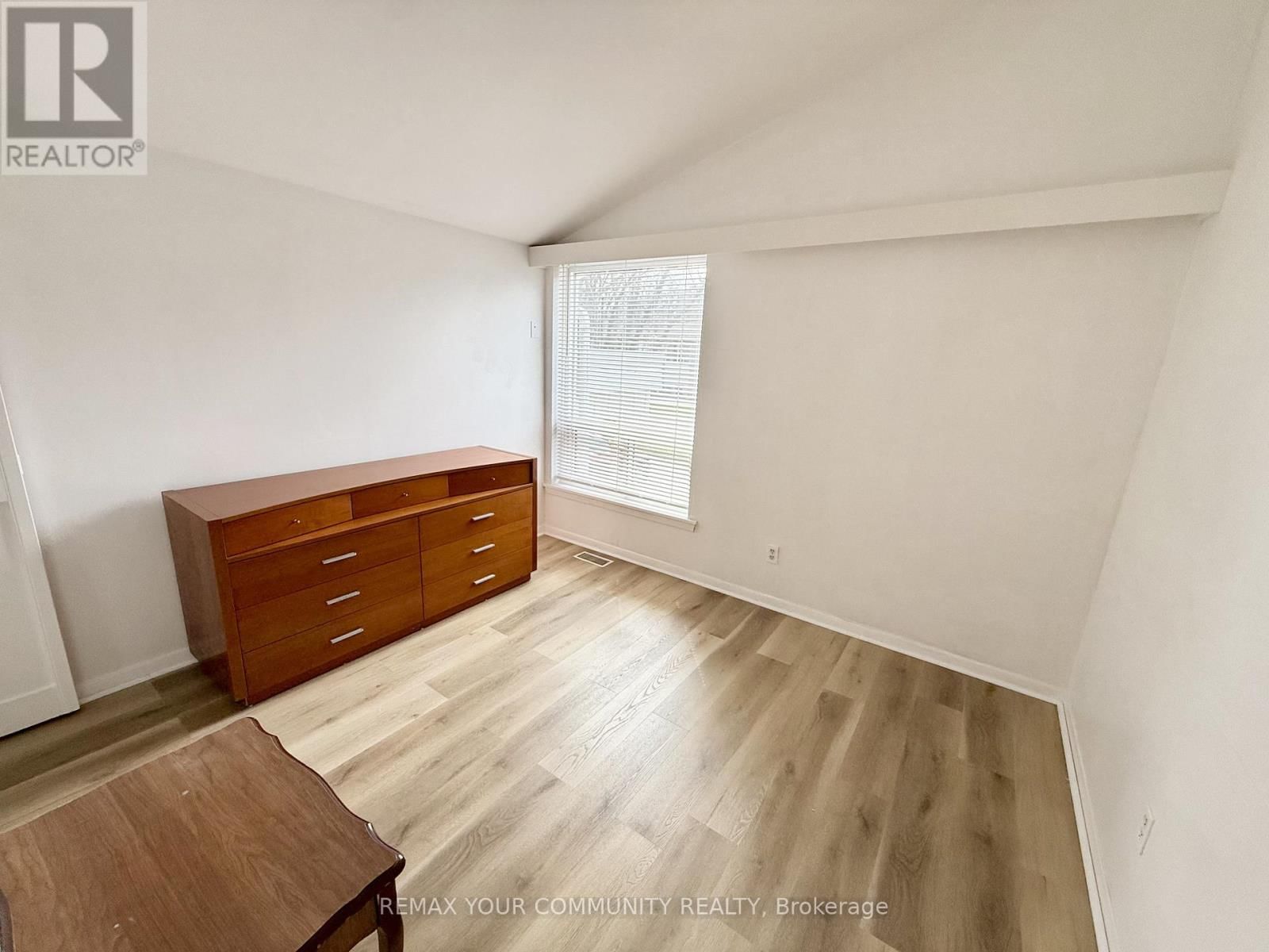 Upper - 17 REGATTA CRESCENT Image 9