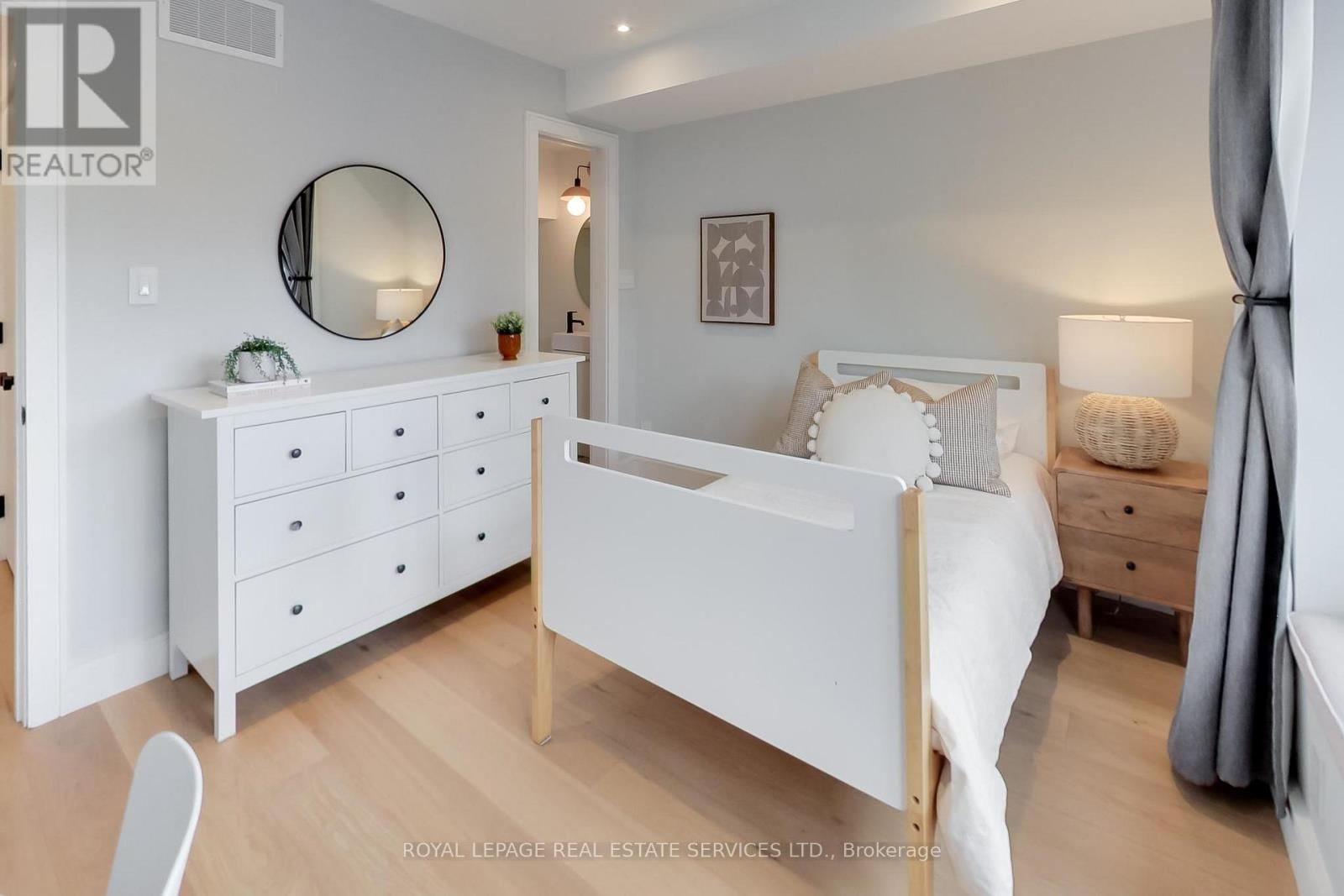 227 HOWLAND AVENUE Image 16