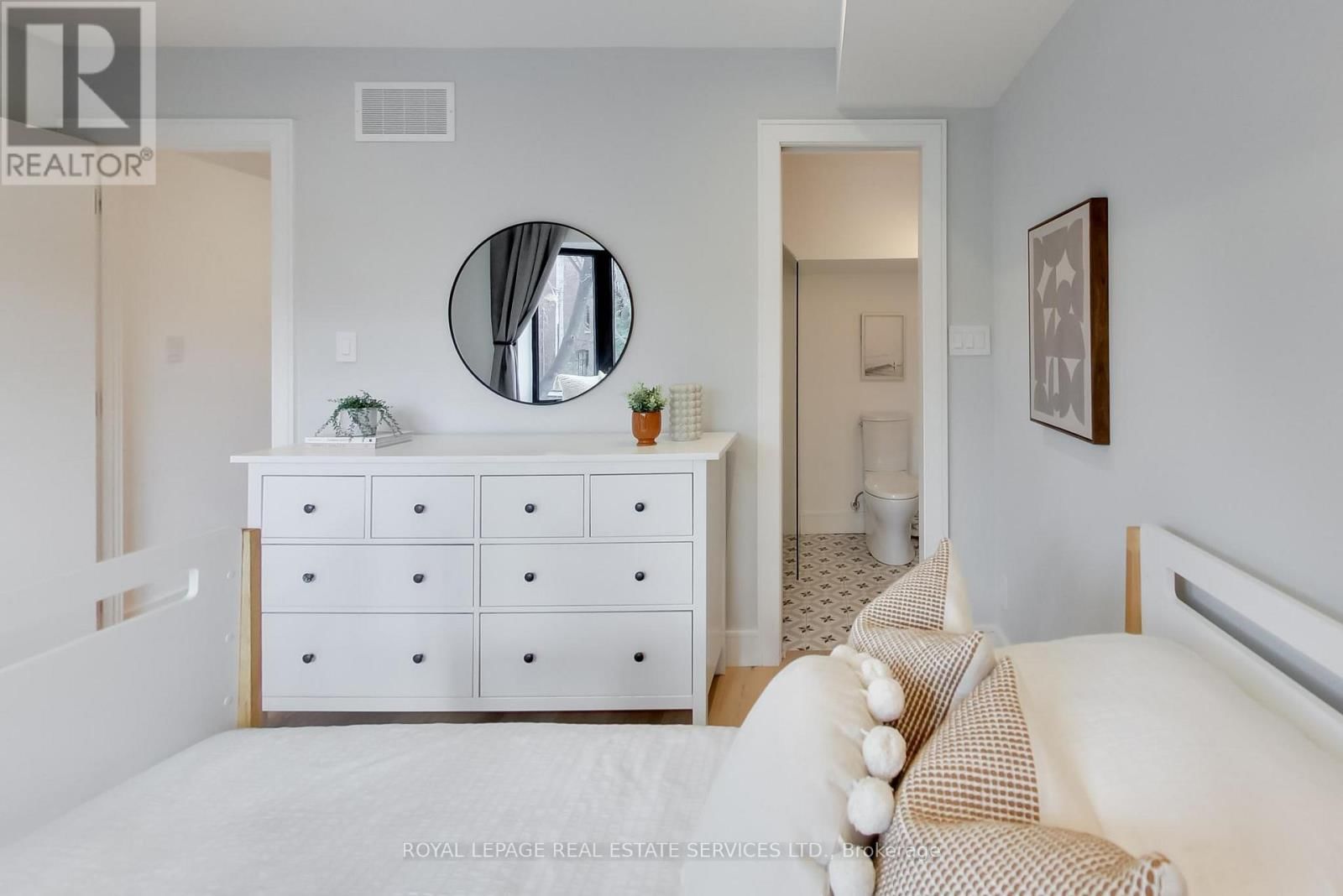 227 HOWLAND AVENUE Image 17