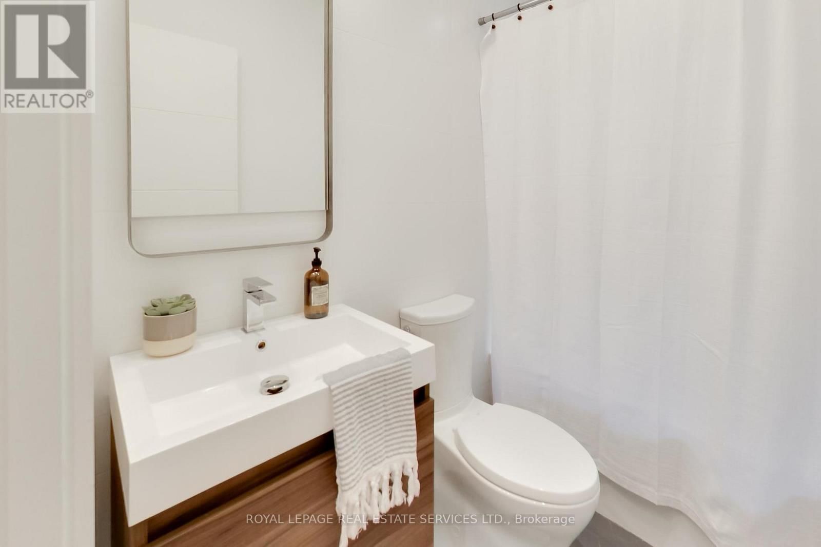 227 HOWLAND AVENUE Image 21