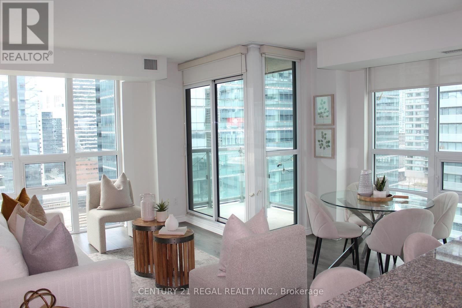 2706 - 19 GRAND TRUNK CRESCENT Image 32