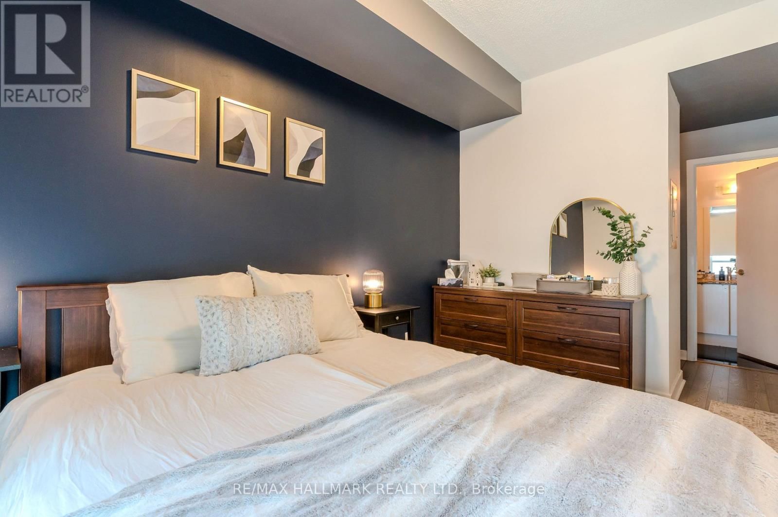 2211 - 18 HARBOUR STREET Image 12