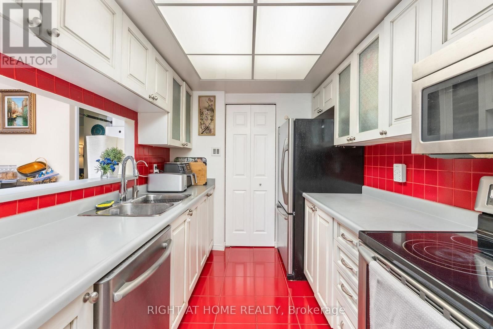 2306 - 77 HARBOUR SQUARE Image 14