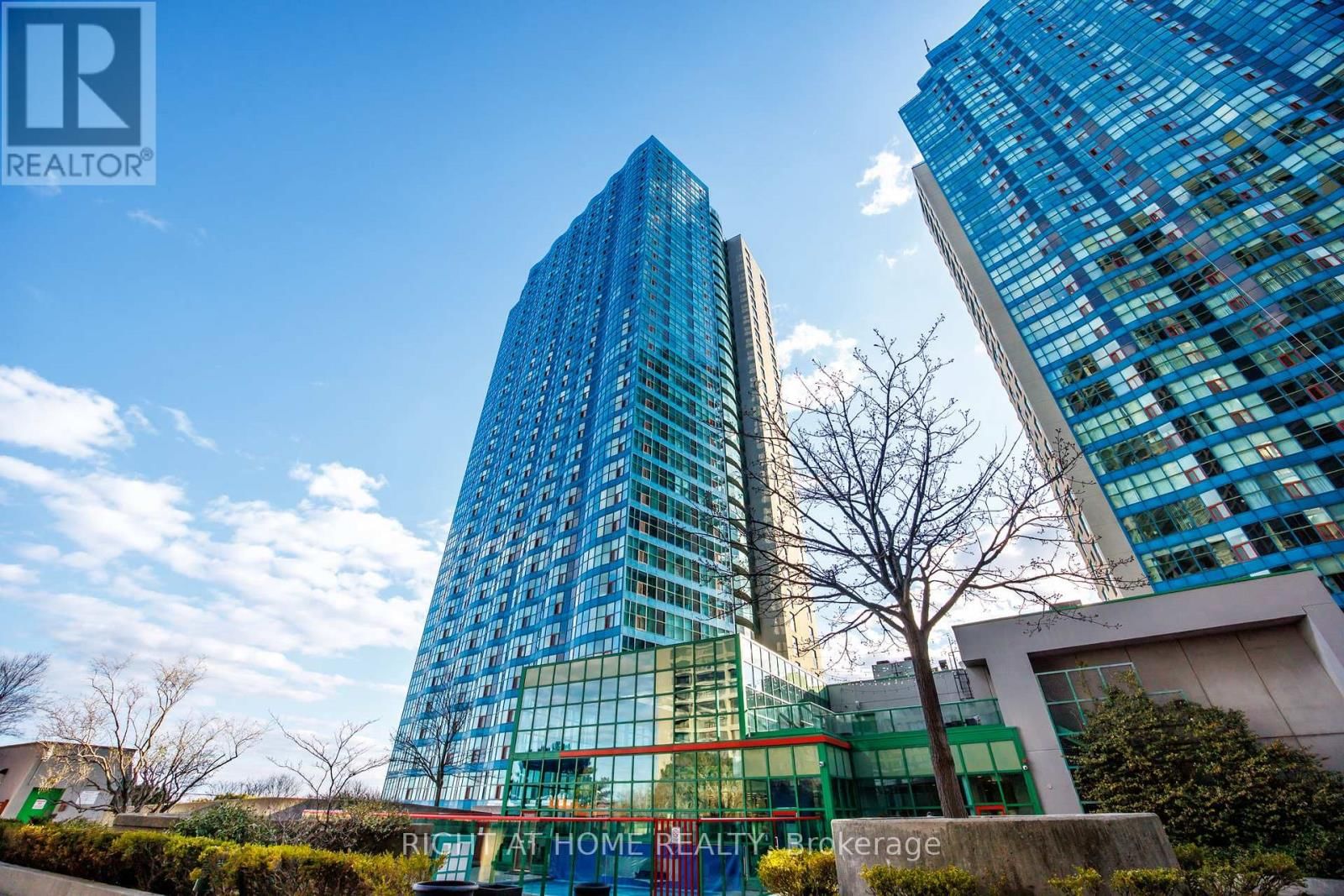 2306 - 77 HARBOUR SQUARE Image 24