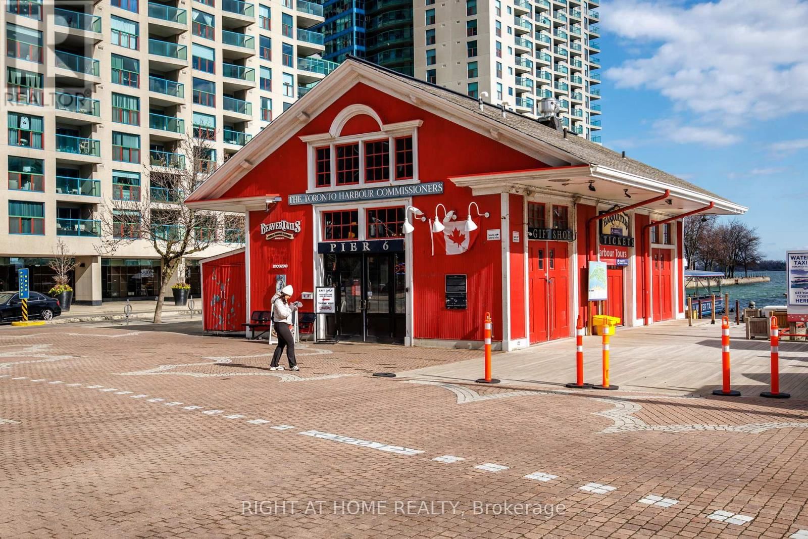 2306 - 77 HARBOUR SQUARE Image 41