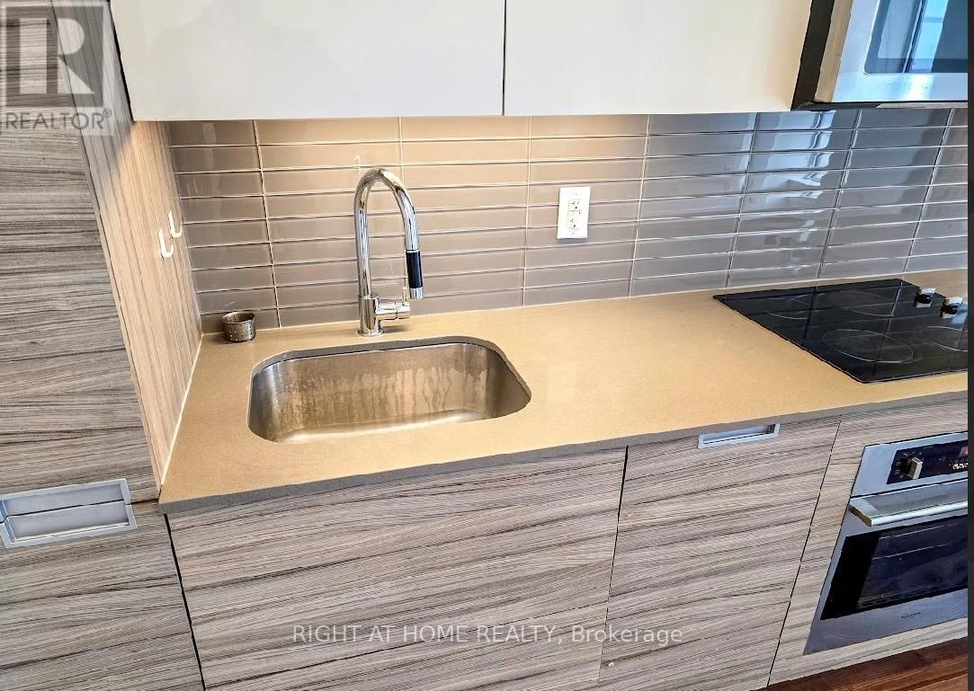 2011 - 210 SIMCOE STREET Image 10