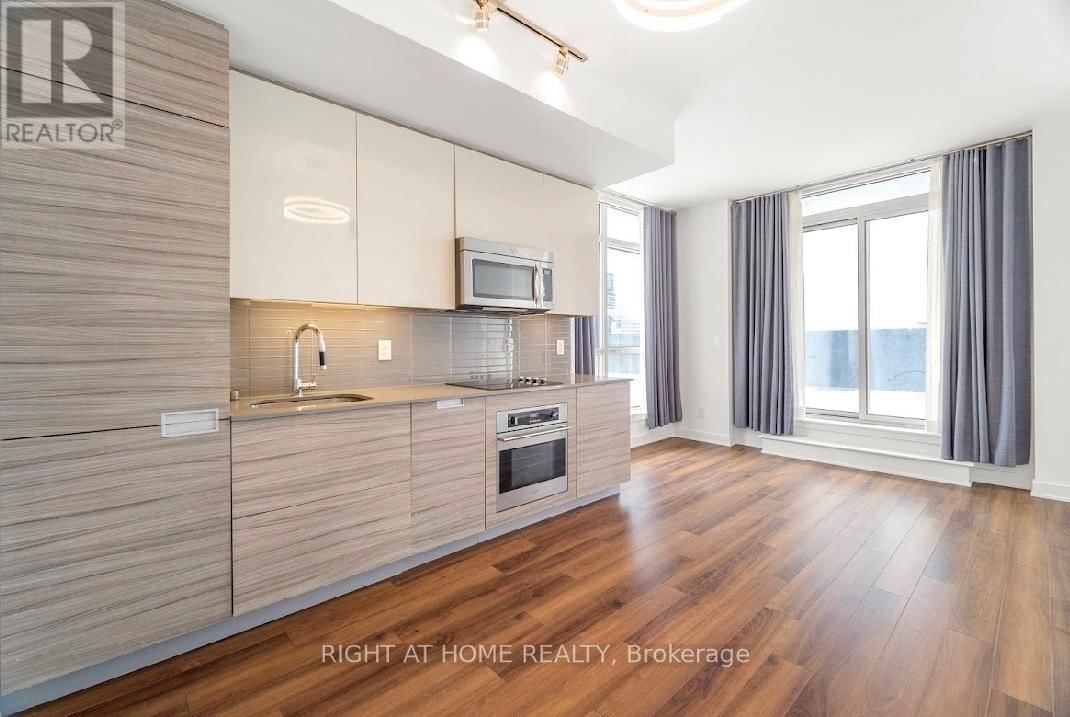 2011 - 210 SIMCOE STREET Image 11