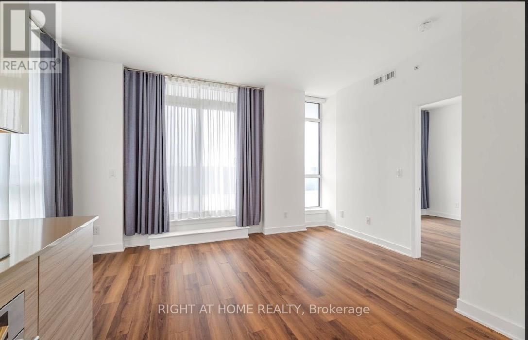 2011 - 210 SIMCOE STREET Image 12