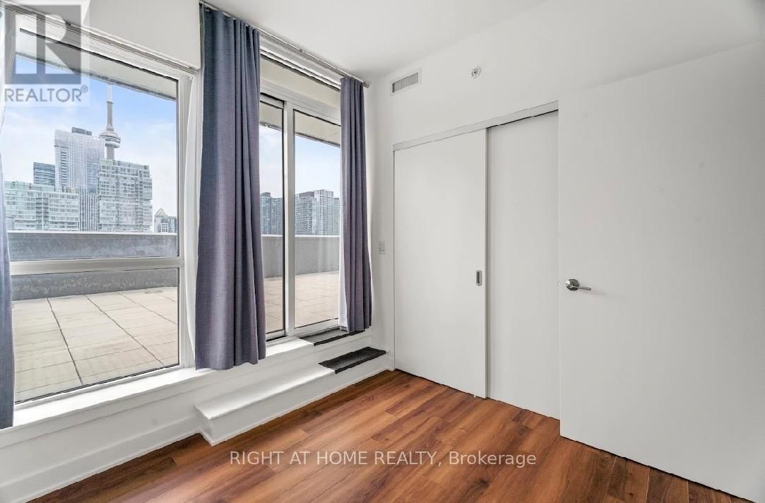 2011 - 210 SIMCOE STREET Image 13