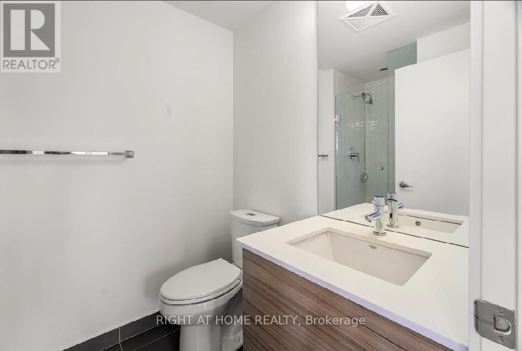 2011 - 210 SIMCOE STREET Image 14