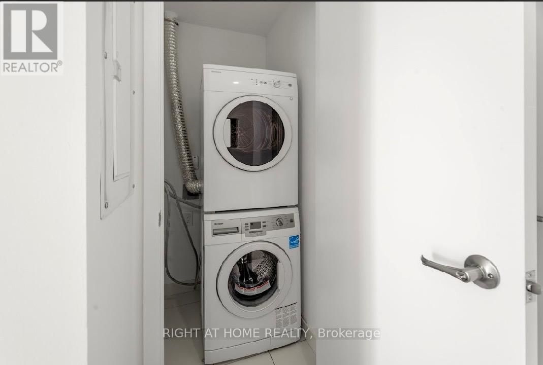 2011 - 210 SIMCOE STREET Image 15