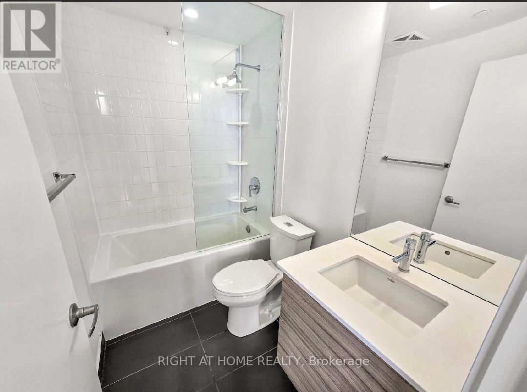 2011 - 210 SIMCOE STREET Image 16