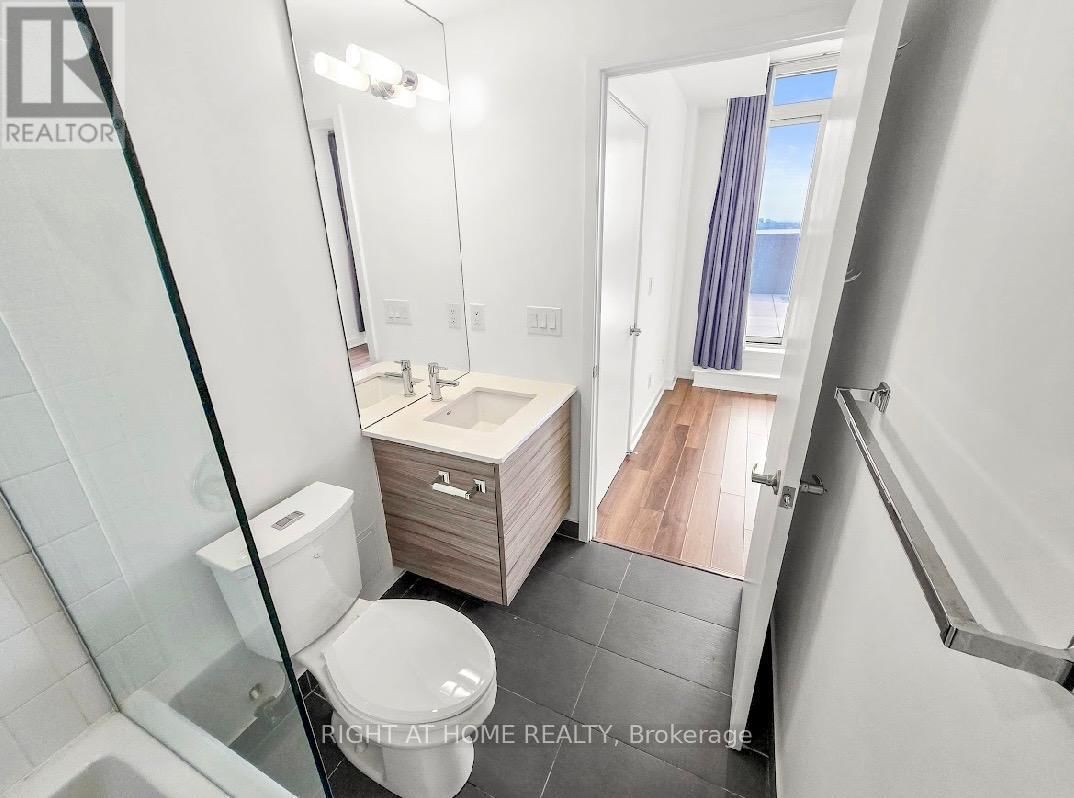 2011 - 210 SIMCOE STREET Image 17