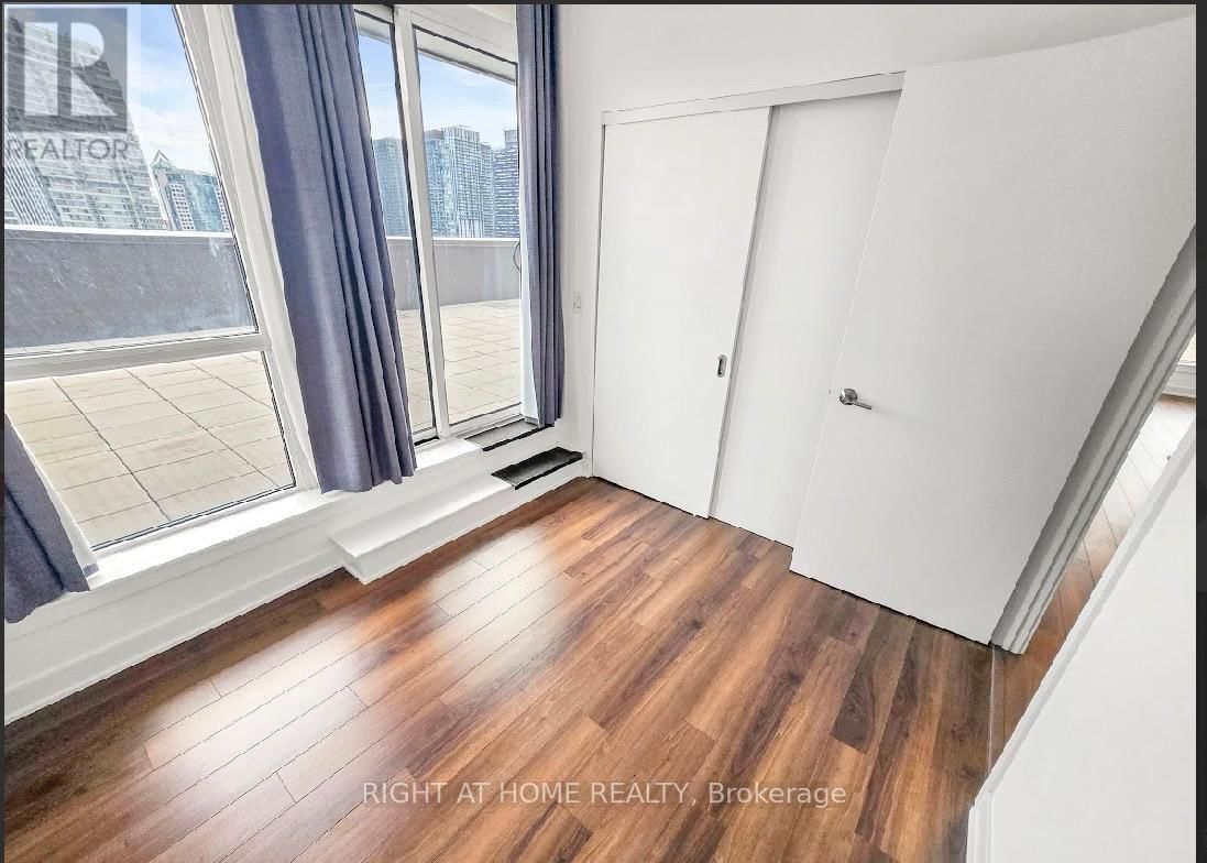 2011 - 210 SIMCOE STREET Image 19