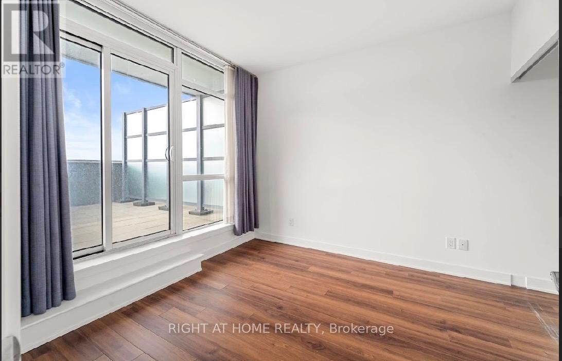 2011 - 210 SIMCOE STREET Image 21