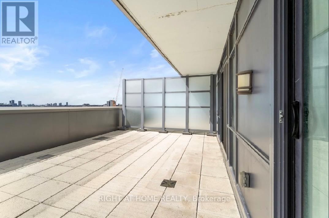 2011 - 210 SIMCOE STREET Image 22