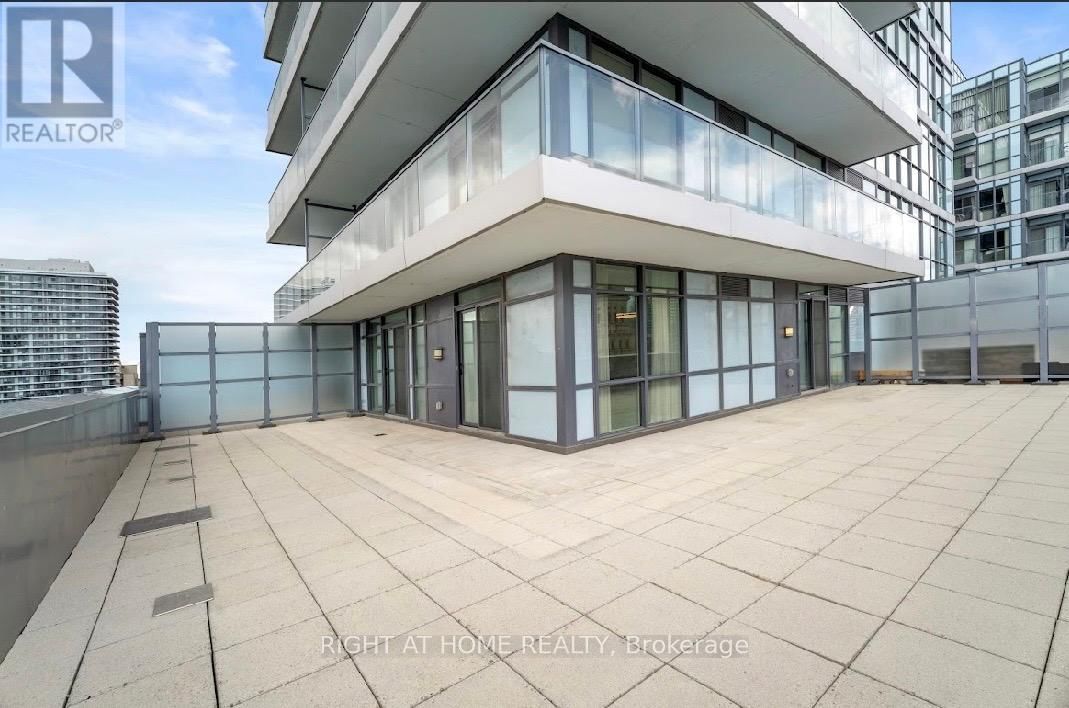 2011 - 210 SIMCOE STREET Image 23