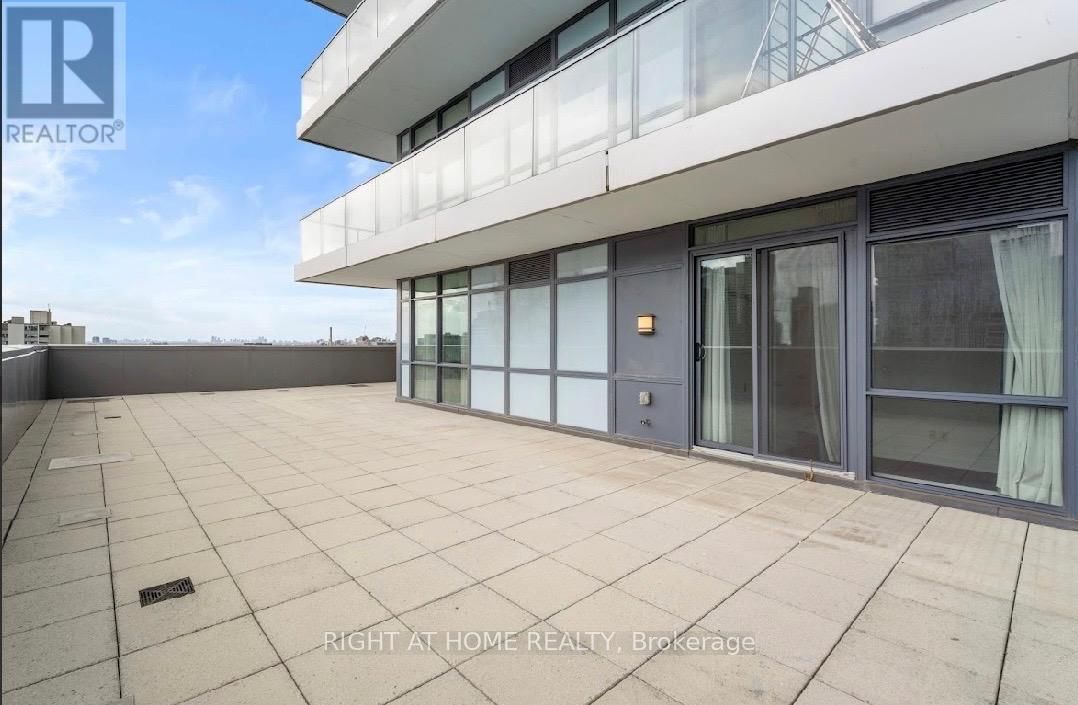 2011 - 210 SIMCOE STREET Image 24