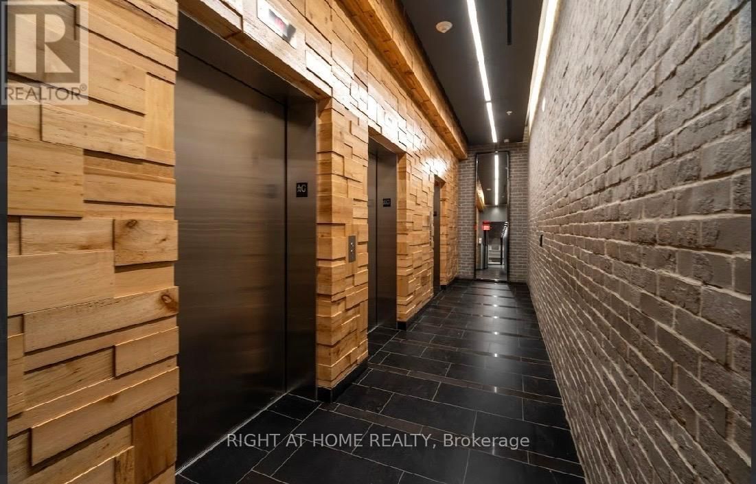 2011 - 210 SIMCOE STREET Image 7