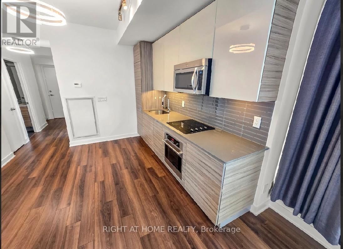 2011 - 210 SIMCOE STREET Image 9