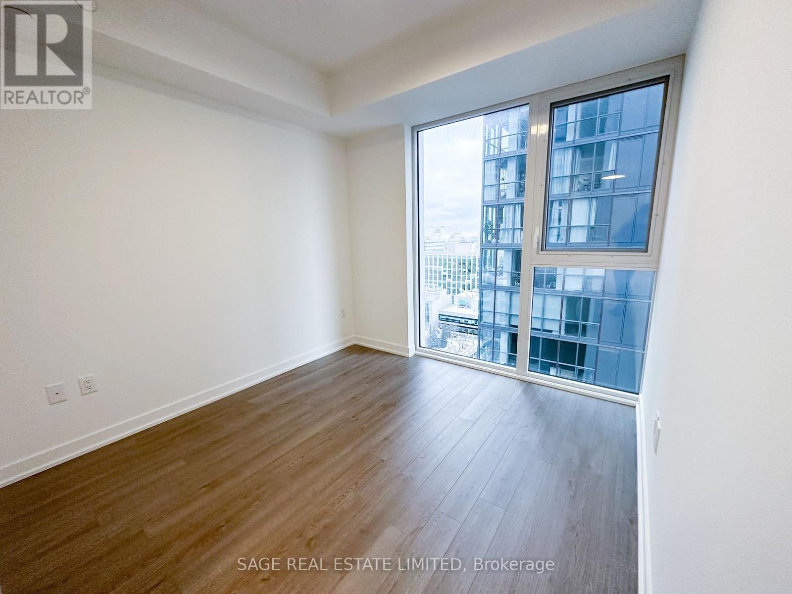 2009 - 357 KING STREET WEST Image 11