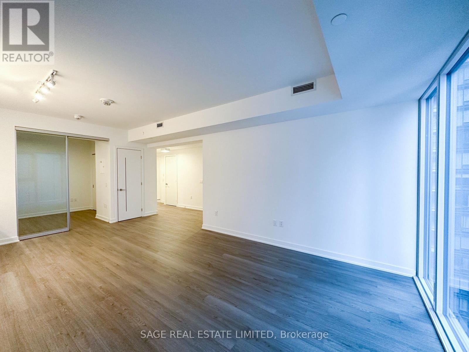 2009 - 357 KING STREET WEST Image 4