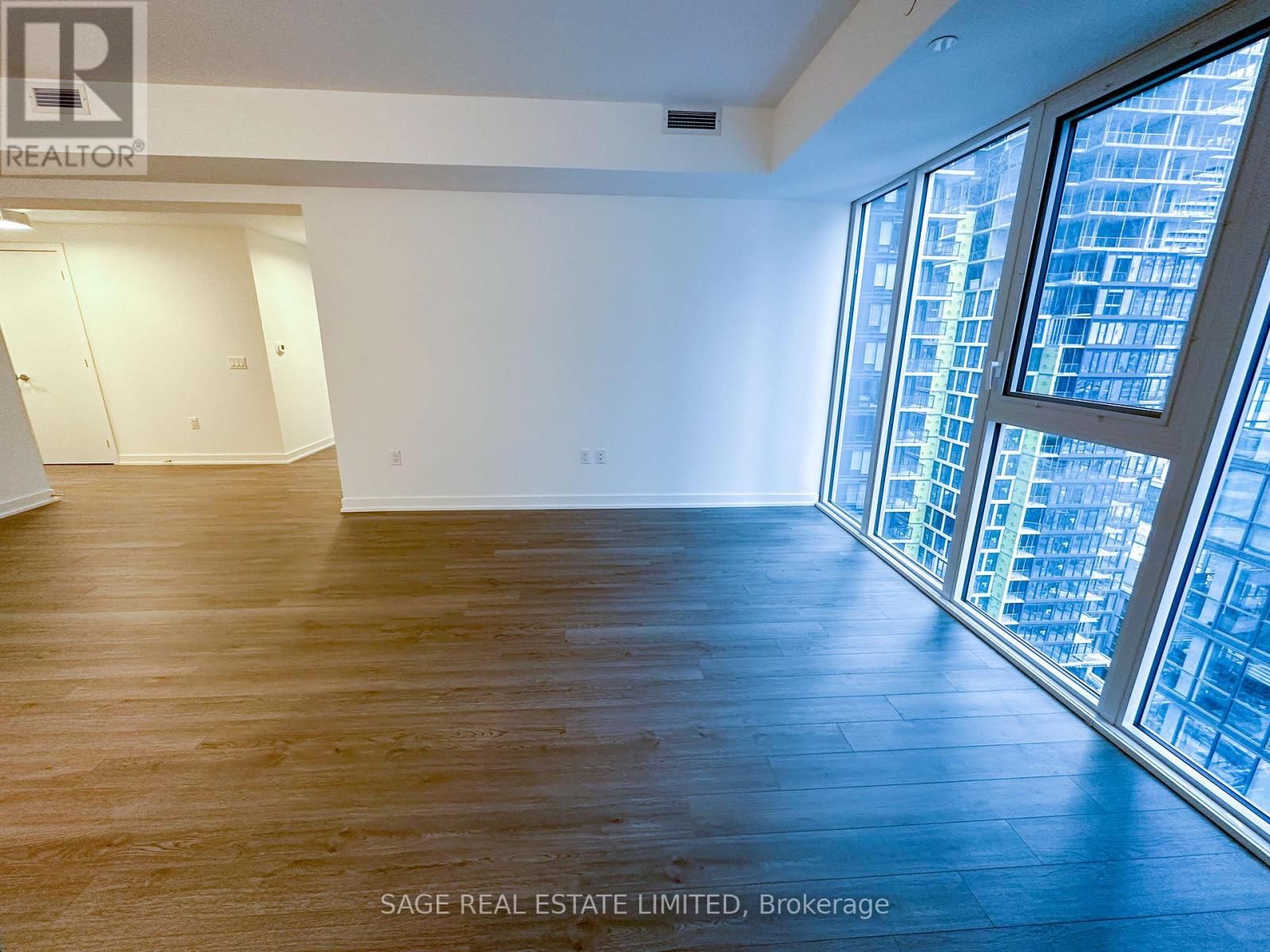 2009 - 357 KING STREET WEST Image 5