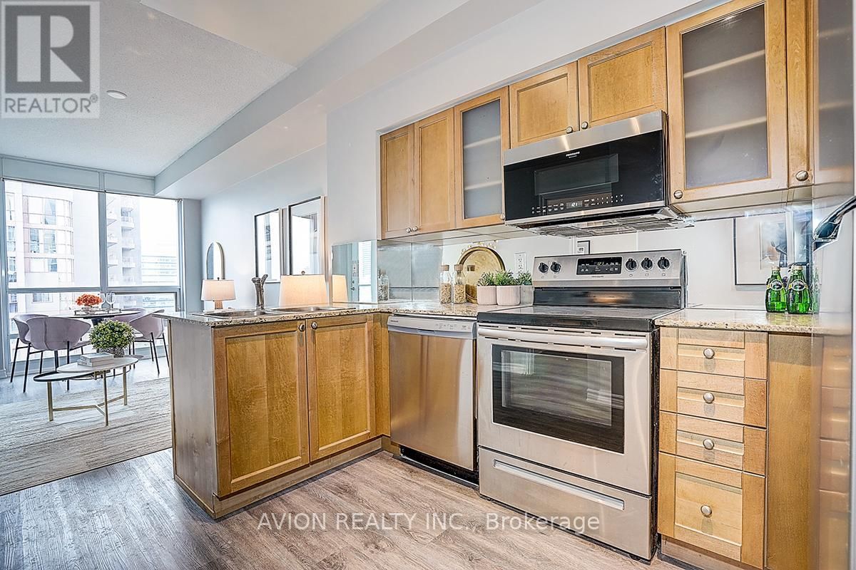 2610 - 761 BAY STREET Image 2