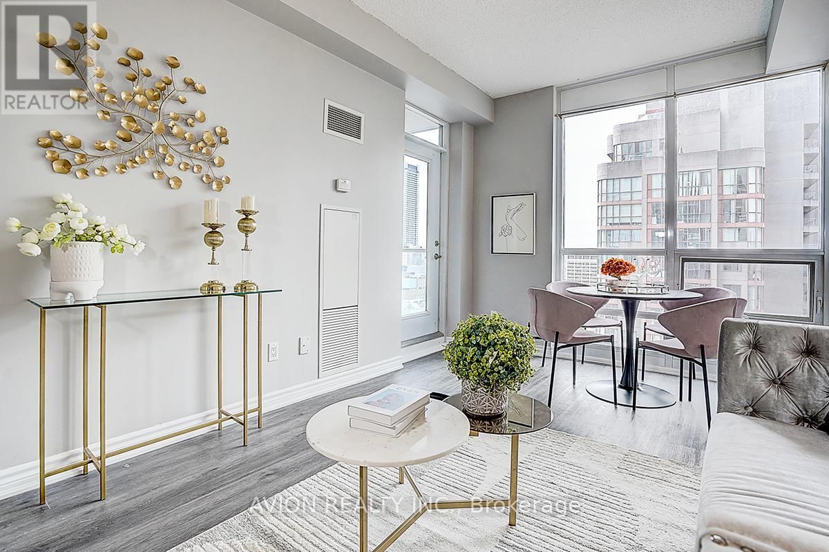 2610 - 761 BAY STREET Image 21